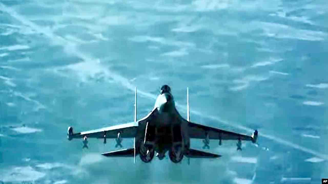 Sebuah jet tempur Rusia terbang dekat dengan drone AS di Suriah, 23 Juli 2023, sebagai ilustrasi. Korea Selatan mengajukan protes ke China dan Rusia atas intrusi terhadap zona pertahanan udaranya oleh pesawat-pesawat militer. (Foto: via AP)