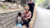 Ipda Purnomo Evakuasi Dua ODGJ Terlantar di Gunung Girik Lamongan