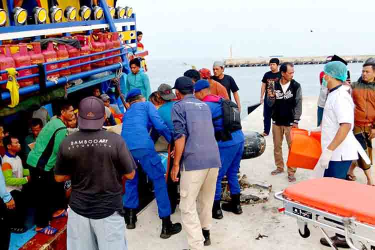 Satpolairud Polres Lamongan Evakuasi ABK Meninggal di Laut