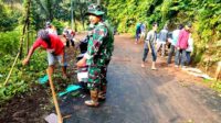 Babinsa Gotong Royong Bersihkan Material Tanah_3