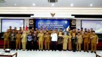 Foto bersama saat penyampaian Bupati Tuban, Aditya Halindra Faridzky, SE., menyerahkan Laporan Keuangan Pemerintah Daerah (LKPD)